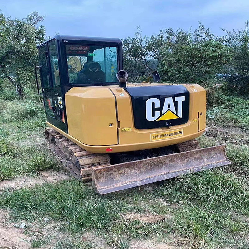 Une mini-pelée en bon état, une mini-pelée de 5,5 tonnes, une mini-pelée de 305,5 tonnes.