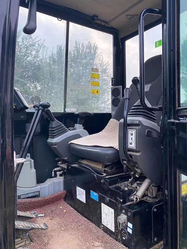 Une mini-pelée en bon état, une mini-pelée de 5,5 tonnes, une mini-pelée de 305,5 tonnes.