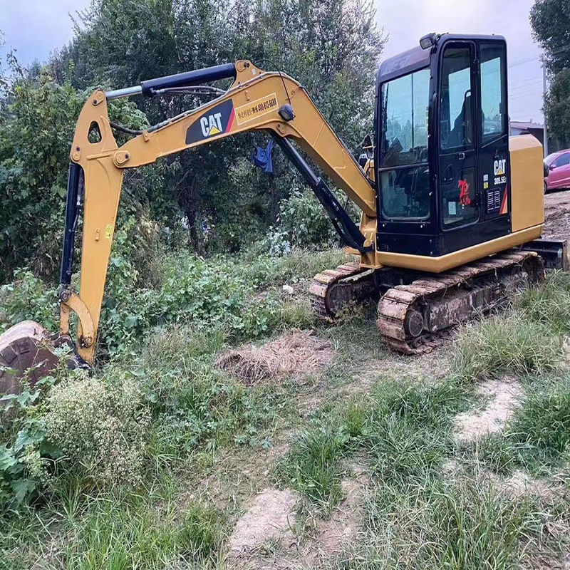 Une mini-pelée en bon état, une mini-pelée de 5,5 tonnes, une mini-pelée de 305,5 tonnes.