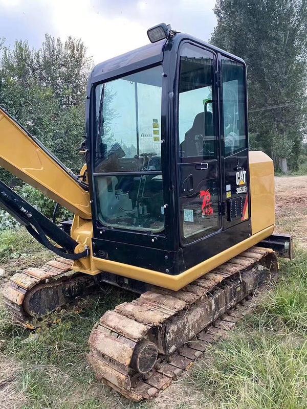 Une mini-pelée en bon état, une mini-pelée de 5,5 tonnes, une mini-pelée de 305,5 tonnes.