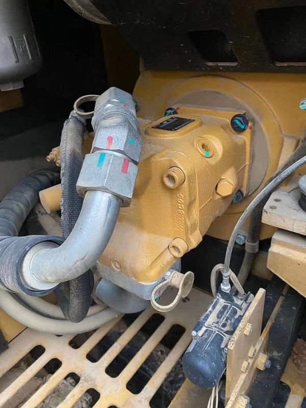 Une mini-pelée en bon état, une mini-pelée de 5,5 tonnes, une mini-pelée de 305,5 tonnes.