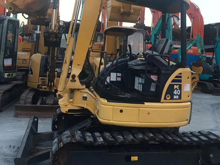 Une mini excavatrice komatsu PC40 bien entretenue et utilisée, avec cabine ouverte, PC40 de 4 tonnes, est à vendre.