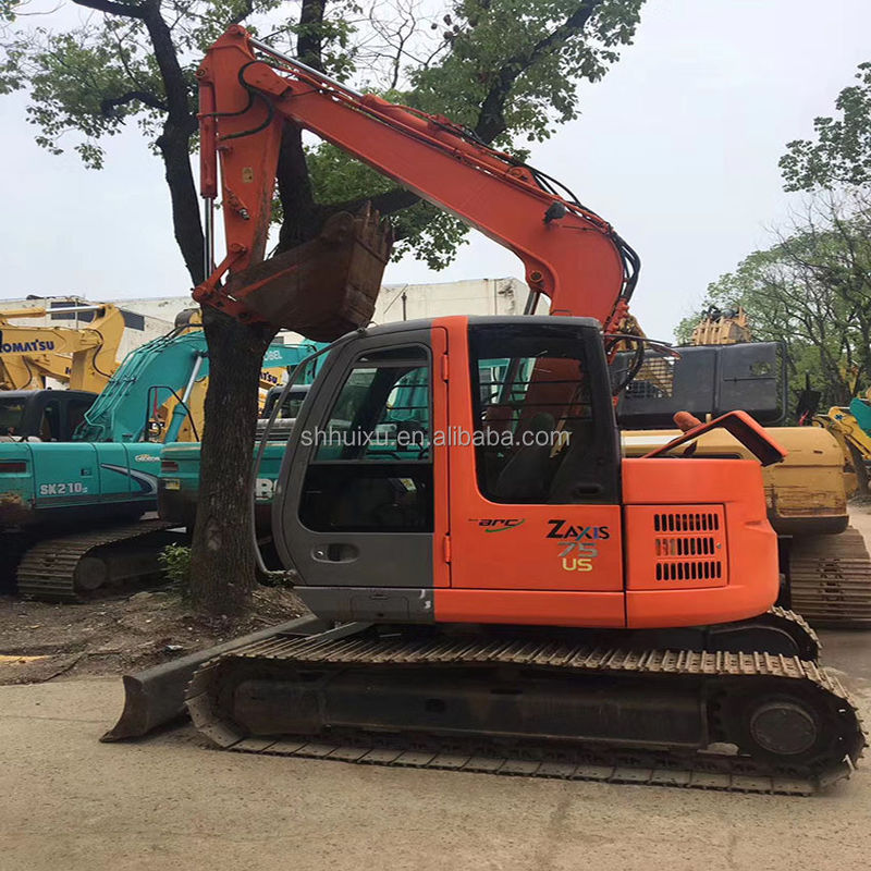Une mini-excavatrice d'occasion Hitachi75US est à vendre. Une petite excavatrice d'occasion Hitachi75US est en bon état.