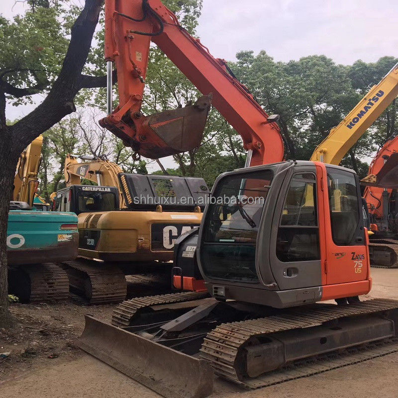 Une mini-excavatrice d'occasion Hitachi75US est à vendre. Une petite excavatrice d'occasion Hitachi75US est en bon état.