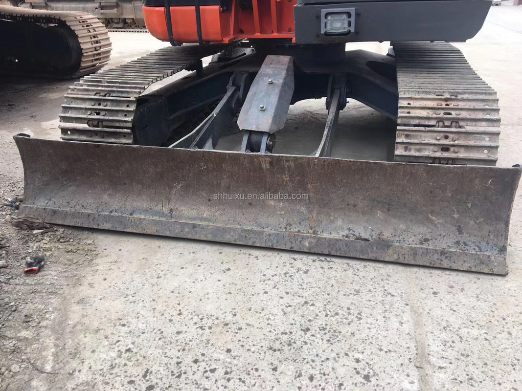 Une mini-excavatrice d'occasion Hitachi75US est à vendre. Une petite excavatrice d'occasion Hitachi75US est en bon état.