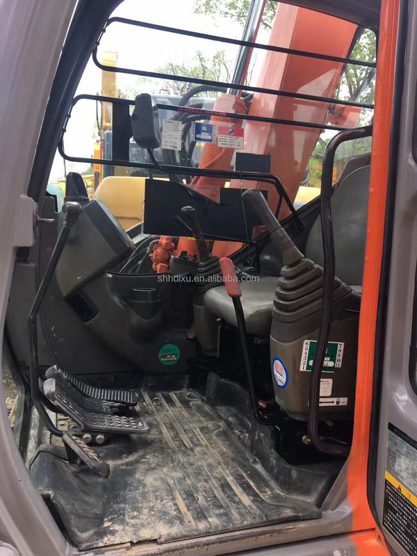 Une mini-excavatrice d'occasion Hitachi75US est à vendre. Une petite excavatrice d'occasion Hitachi75US est en bon état.