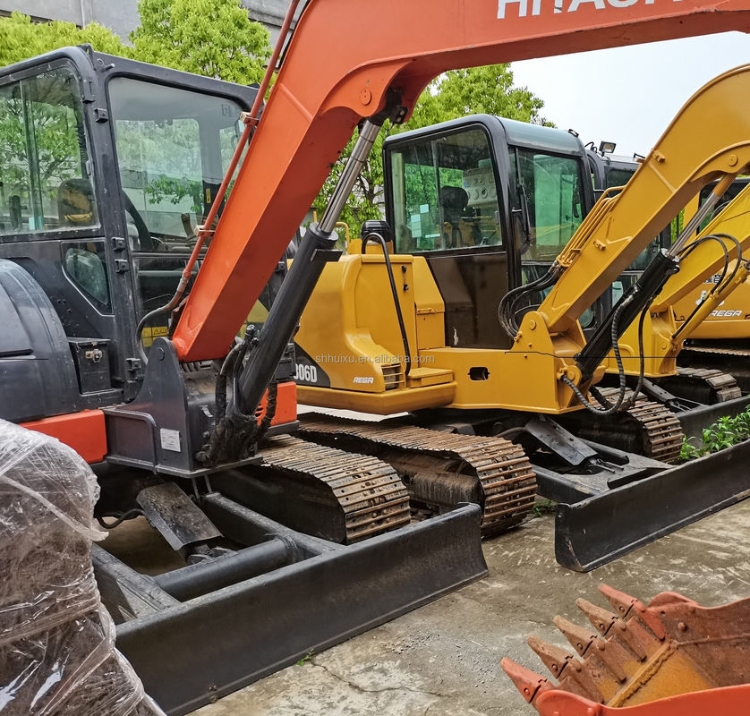 Une mini-excavatrice utilisée Hitachi 55U est à vendre.