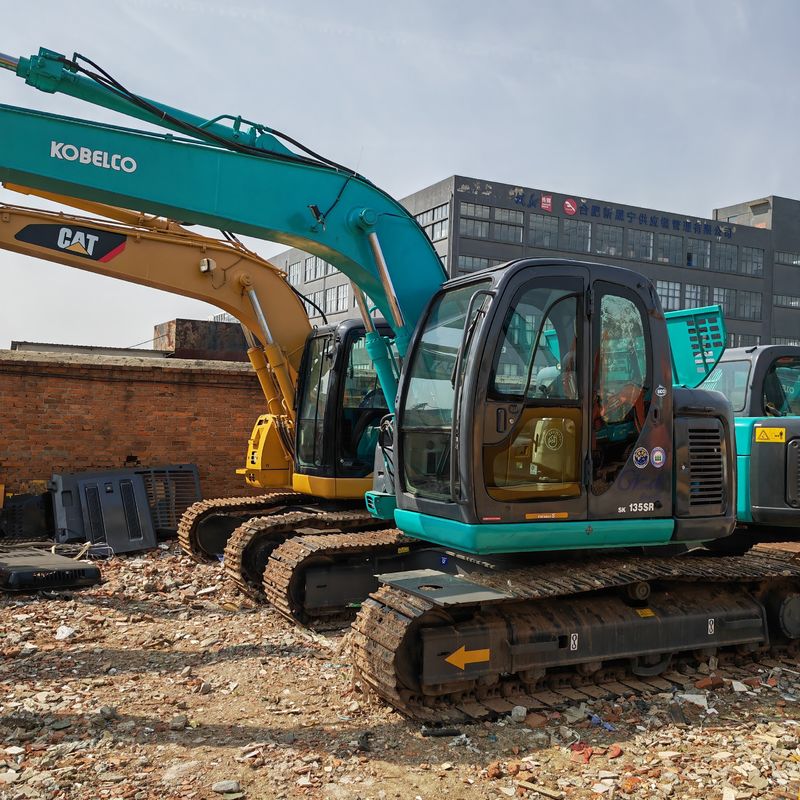 temps de travail réduit excavateur à rampe d'occasion kobelco 135/couleur d'origine kobelco 135 utilisé en vente