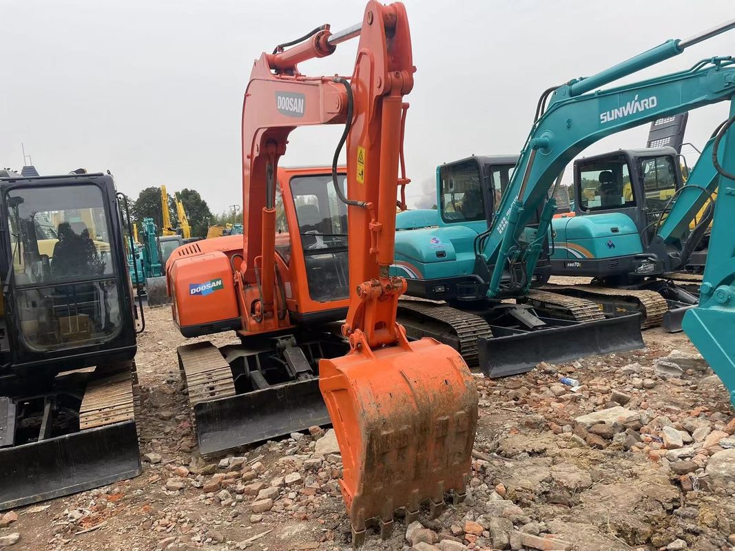Mini-excavatrice utilisée Doosan DX75 petite pellicule utilisée machines de 6 tonnes pellicule de terre manuelle petite pellicule