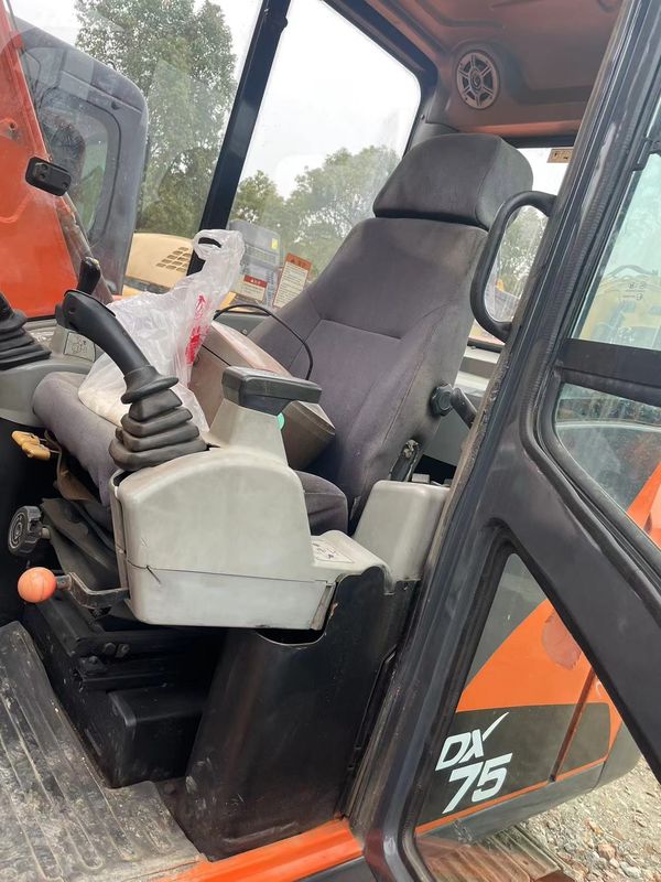 Mini-excavatrice utilisée Doosan DX75 petite pellicule utilisée machines de 6 tonnes pellicule de terre manuelle petite pellicule