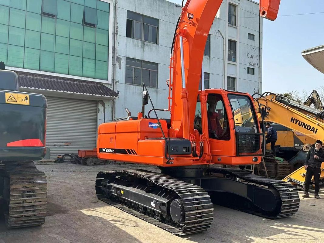 Peinture d'origine et état Les pelles d'occasion Doosan DX225LC À vendre