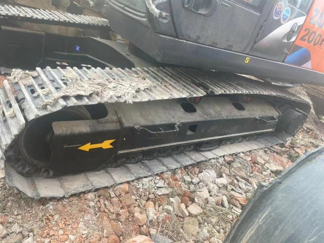Une excavatrice d'occasion Hitachi ZX200 est en vente.