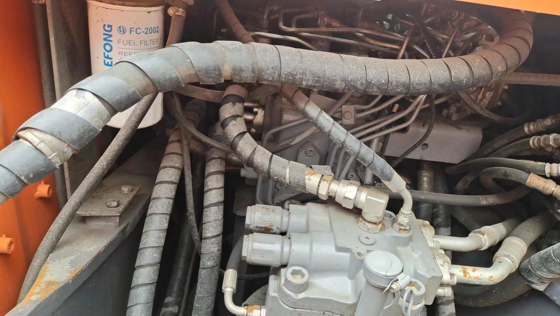 Une excavatrice d'occasion Hitachi ZX200 est en vente.