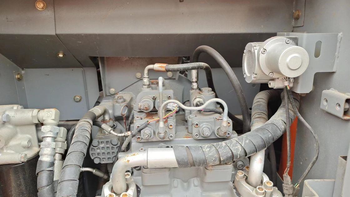 Une excavatrice d'occasion Hitachi ZX200 est en vente.