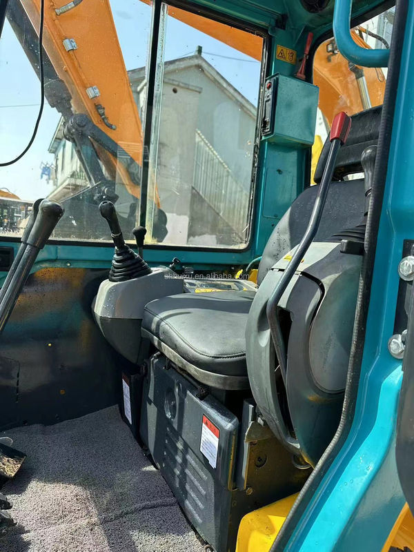 La qualité est très élevée. Une machine de randonnée d'occasion. Une mini-pelée.