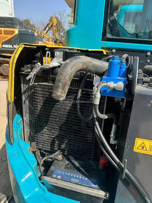 La qualité est très élevée. Une machine de randonnée d'occasion. Une mini-pelée.
