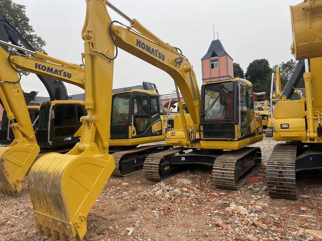 Moteur à haute puissance utilisé KOMATSU PC130 À VENIR /Une excavatrice de seconde main de taille moyenne KOMATSU PC130