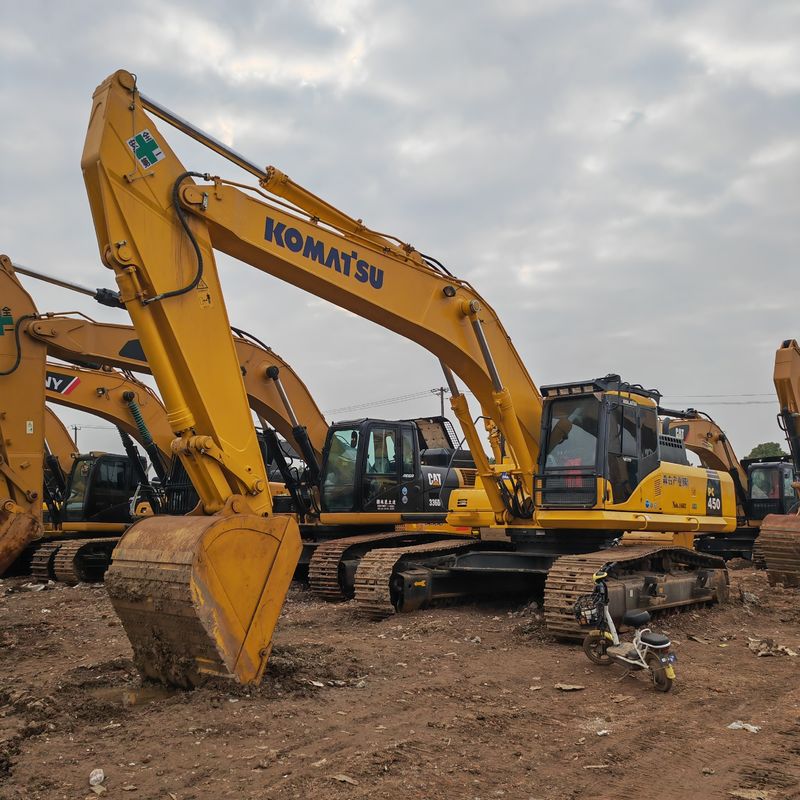Une grande machine à creuser utilisée, le komatsu pc450/seconde, à la vente.
