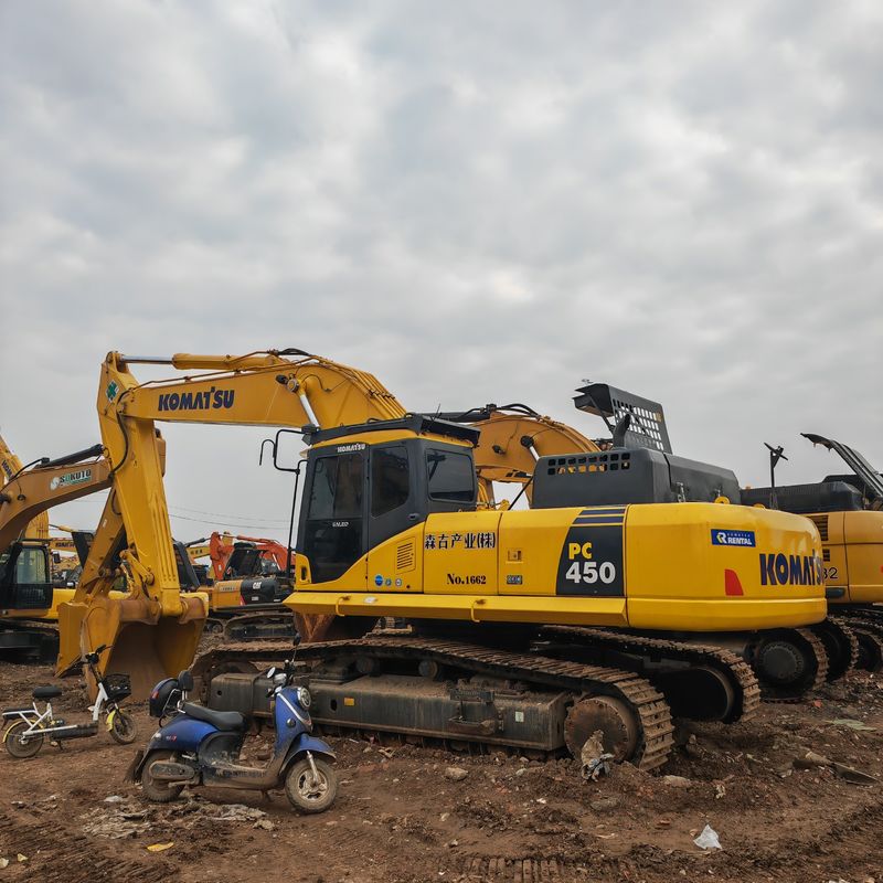 Une grande machine à creuser utilisée, le komatsu pc450/seconde, à la vente.