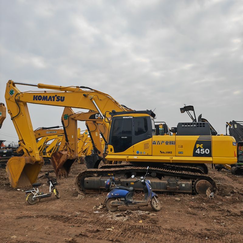Une grande machine à creuser utilisée, le komatsu pc450/seconde, à la vente.