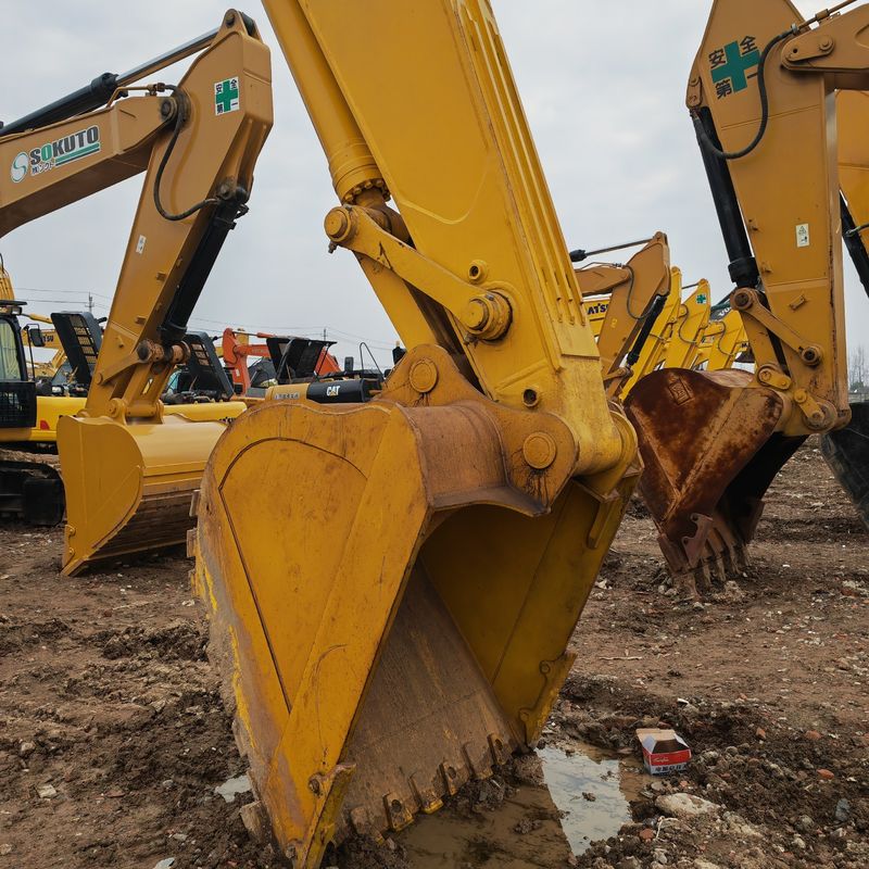 Une grande machine à creuser utilisée, le komatsu pc450/seconde, à la vente.