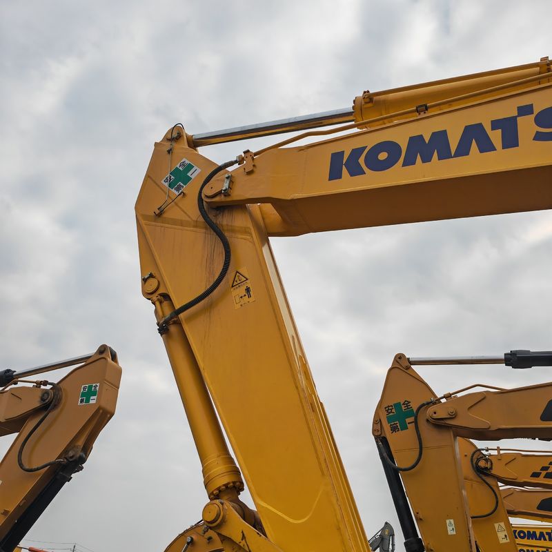 Une grande machine à creuser utilisée, le komatsu pc450/seconde, à la vente.