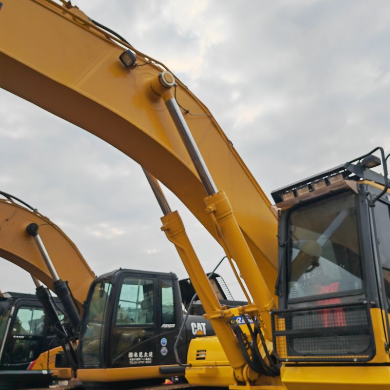 Une grande machine à creuser utilisée, le komatsu pc450/seconde, à la vente.