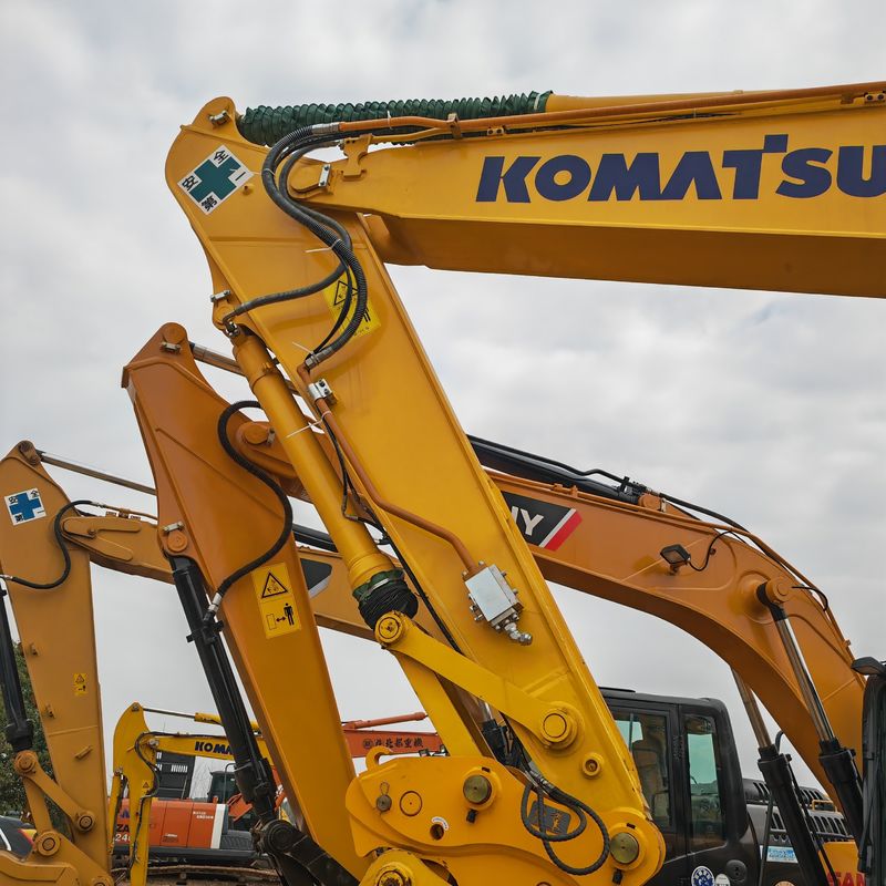 L'excavatrice utilisée est en stock KOMATSU PC200-8/PAINTURE ORIGINALE D'EUX KOMATSU PC200-8 à vendre à bas prix