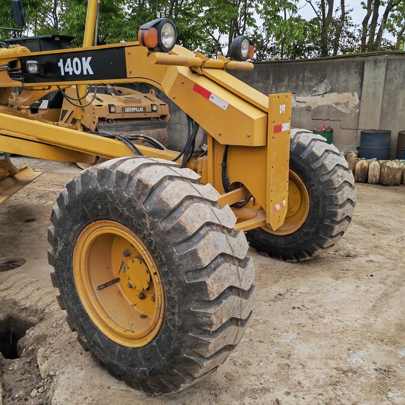 Excavateur usé planteur de terrain Caterpillar CAT140K machine routière de seconde main moteur de tracteur japonais en bon état