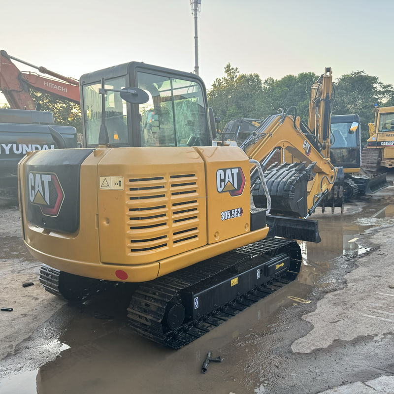 peinture jaune à la main utilisée pour excavateur cat305.5e/seconde